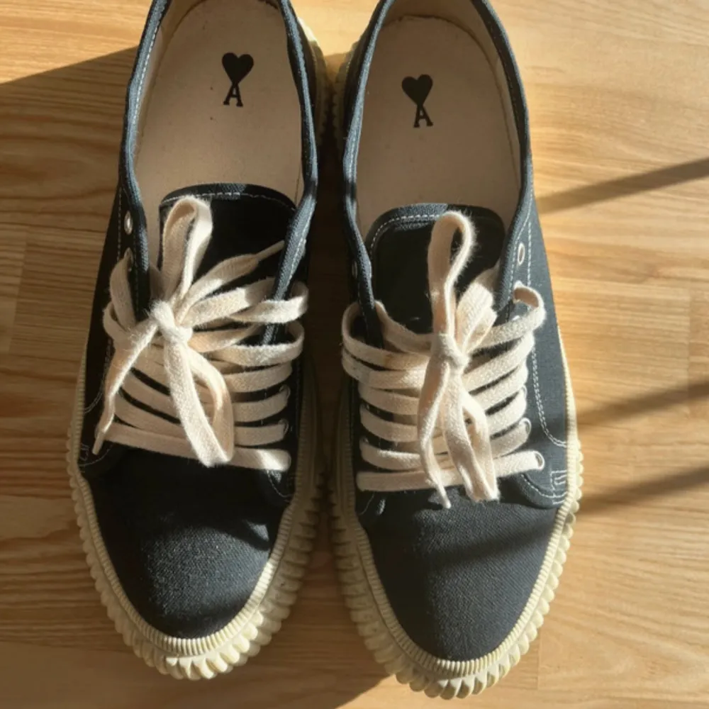 Säljer ett par snygga ami Paris sneakers i storlek 43 men är väldigt stora så passar även 44. Perfekta för vardagsbruk och ger en stilren look. Skorna är i bra skick. Säljer för att de va för stora för han som skulle få dem💔priset kan diskuteras🥰. Skor.