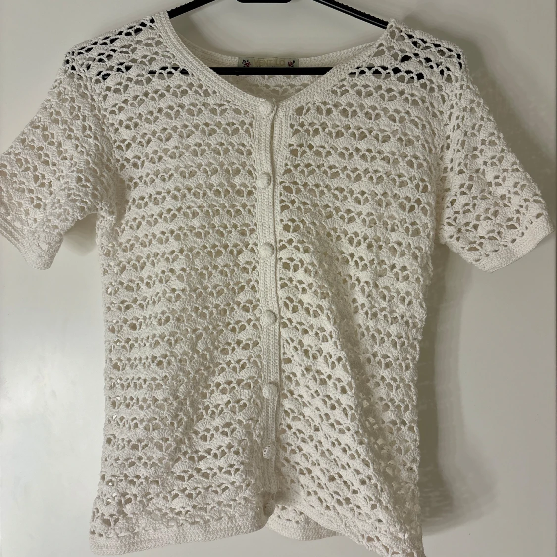 Vit spetskofta från Ventilo