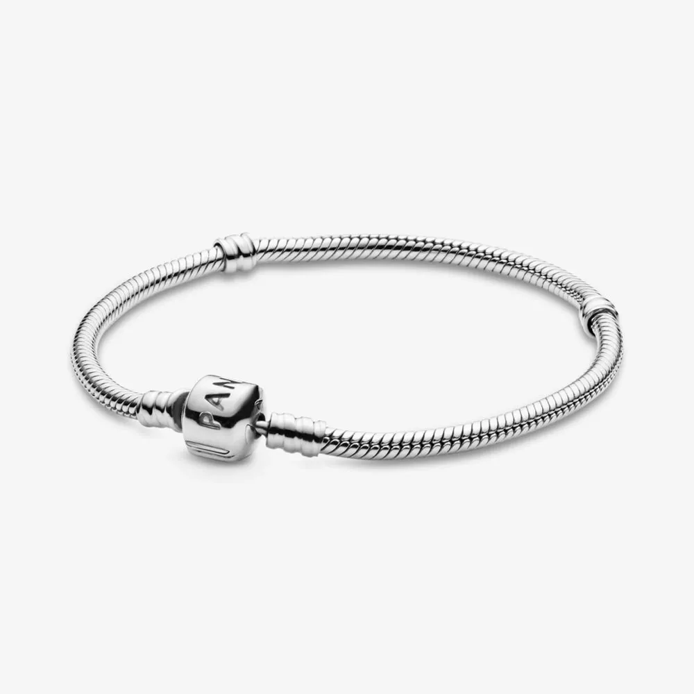 Säljer ett elegant silverarmband från Pandora i mycket bra skick. Armbandet har en klassisk design med en rund låsdetalj där Pandora är ingraverat. Perfekt för att bära som det är eller för att lägga till dina favoritberlocker. Passar till både vardag och fest!. Accessoarer.