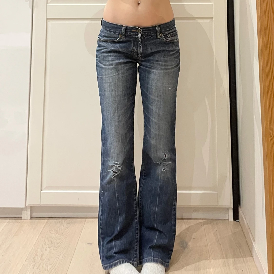 Lågmidjade bootcut jeans med hål🤩