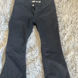 low waist jeans  - snygga low waist bootcut  jeans, säljer då dom är för korta på mig som är 172cm⭐️ storlek 164 men skulle säga de passar 34/36