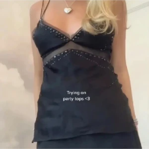 Svart zara festtopp med nitar - Så snygg svart zara festtopp med nitar!! Några nitar har lossnat, se bilder. Står Strl xs men passar mig med s