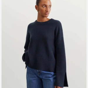 SOFT GOAT KASHMIR MARINBLÅ TRÖJA  - En så fin Kashmirtröja från Soft goat i marinblå❤️‍🔥Denna tröja sitter så himla fint och ärmarna gör tröjan så snygg💙Den är absolut använt men har tagit hand om den väl så den är i bra skick, skriv så skickar jag fler bilder☺️Pris kan även diskuteras🩵💙🩵Nypris är över 3000kr🥰