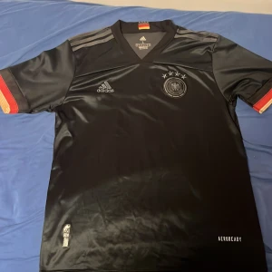 Tyskland T-Shirt - Fick i present 2023 när jag var i tyskland,använd väldigt få gånger och är i jättebra skick,jätteskönt matrial och storleken stämmer