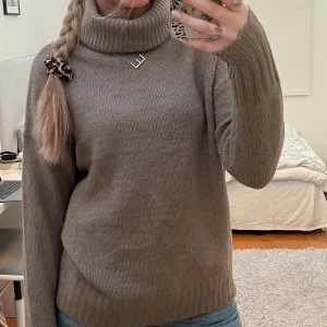 Polo tröja stickad brun - Fin och oanvänd brun polotröja som är stickad! Från Lager 157 och aldrig använd💕👍🏻