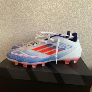 Adidas F50 - AG - PRO  - Adidas F50 - AG - PRO som är helt nya använda en halvtimme på planen och PLANEN ENDAST sedan upptäckte att dom inte passade min fot storleken är 42