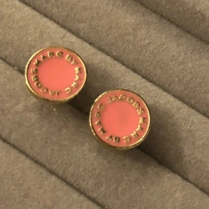 The medallion stufs - Marc by Marc Jacobs - Mitt första egna secondhandköp för många år sedan. Rosa/guld