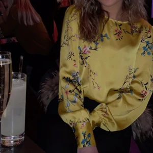 Gul blus med blomdetaljer från BikBok - Säljer min blus med fina blomdetaljer i storlek XS som är från Bikbok
