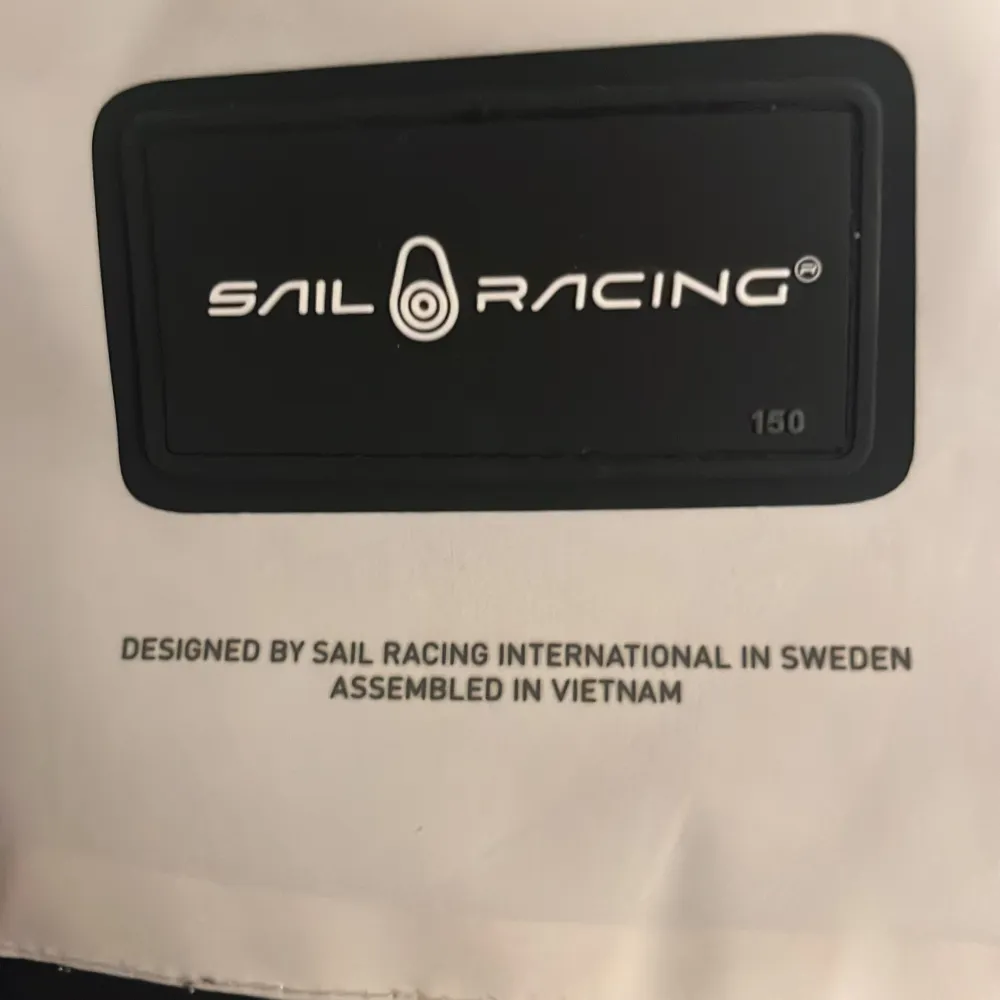 Säljer en snygg vit dunjacka från Sail Racing i storlek 150, den sitter väldigt stort i storleken så om du vill ha mer bilder är de ba komma privat, den har inga flaws förutom att den behöver en tvätt, priset är diskutabelt vid snabb affär💪🍾. Jackor.