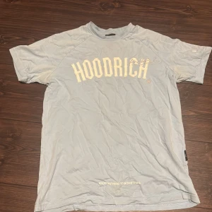 Ljusblå t-shirt från Hoodrich - Säljer en ljusblå t-shirt från Hoodrich i storlek XS. Den har tryck både fram och bak med texten 'From Nothing To Something'. Perfekt för en avslappnad stil. T-shirten är kortärmad och i bra skick.