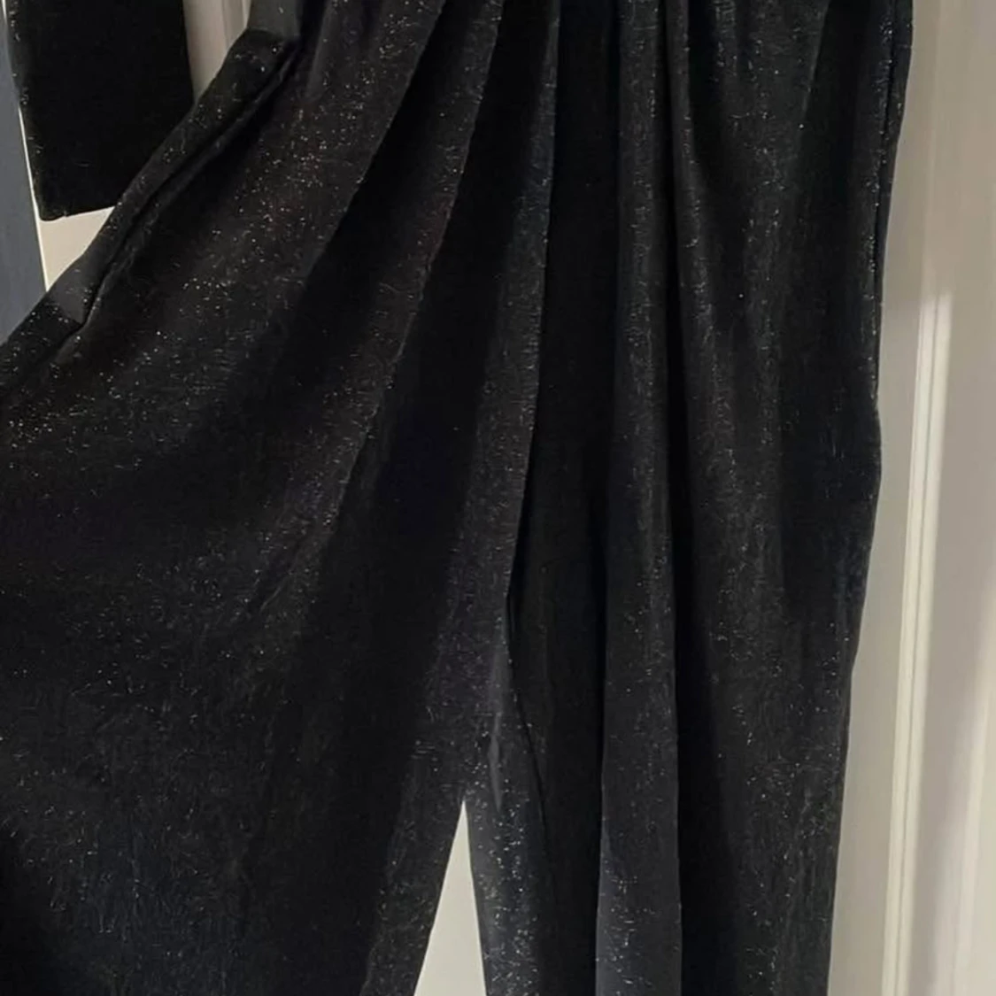 Svart glittrig jumpsuit  - 92
