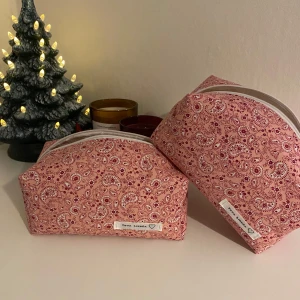 Rosa necessär - Handsydd rosa necessär som passar perfekt till smink och andra småsaker. Perfekt present till någon du tycker om eller till dig själv! 🎀 Storlek 20x12x8 cm