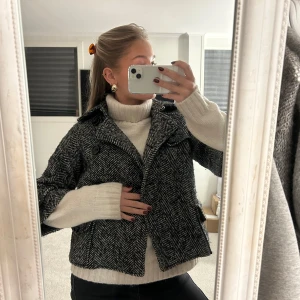 Trekvartsärm jacka  - Säljer denna snygga kappa med coola detaljer och i fiskbensmönster❣️❣️