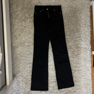 svarta bootcut jeans - Säljer ett par svarta bootcut jeans i storlek 32. De är högmidjade men dem är fina att ha  en lite längre tröja till!Vill bli av med dem🥰