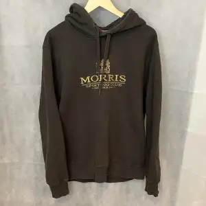 Riktigt schysst Morris hoodie i storlek L. Riktigt fint skick, modellen är 185.