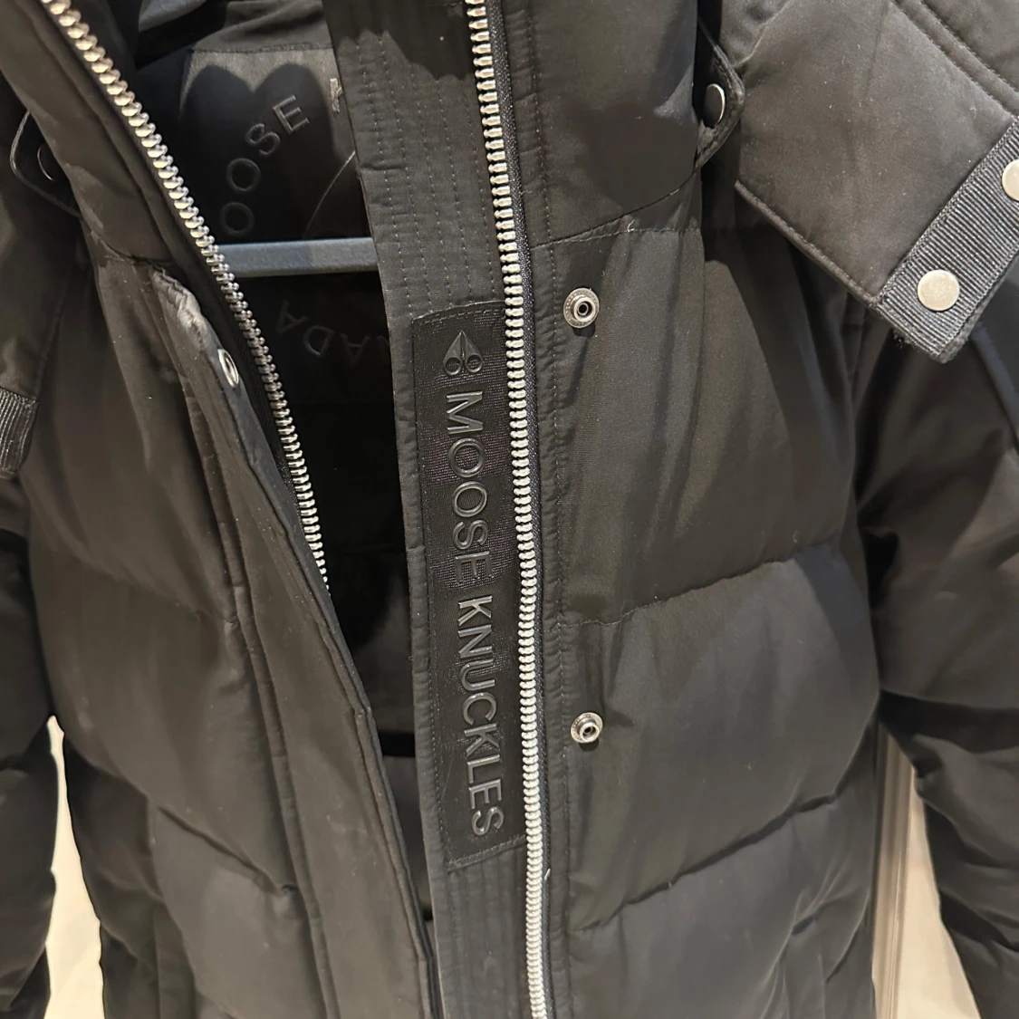 Svart dunjacka från Moose Knuckles - 91