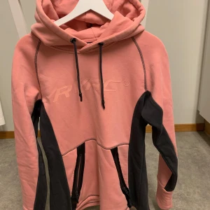 revolutionrace hoodie  - Säljer en snygg rosa hoodie från Revolutionrace i storlek S