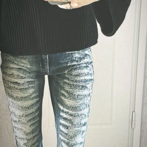 Grå jeans med slitningar från Jaded London - Snygga grå jeans från Jaded London i storlek M med coola slitningar och en bootcut-stil. Perfekta för en trendig look💕💕