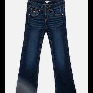 Mörkblå bootcut jeans - Snygga mörkblå bootcut jeans med kontrastsömmar och klassisk femficksdesign. Jätte fint skick, använda max 10 gånger💕💕