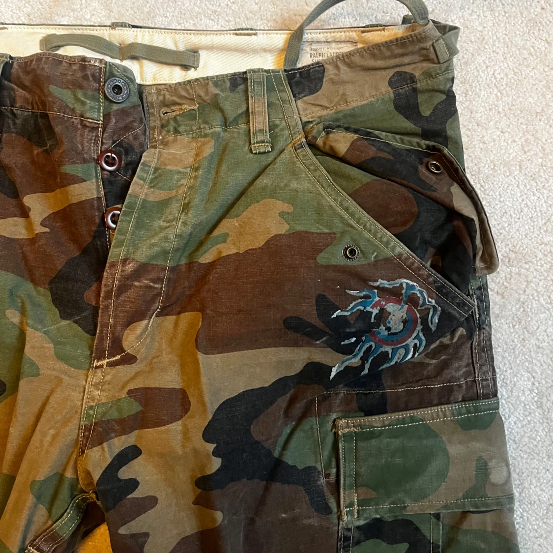 Camouflage cargobyxor med drakbroderi - 40