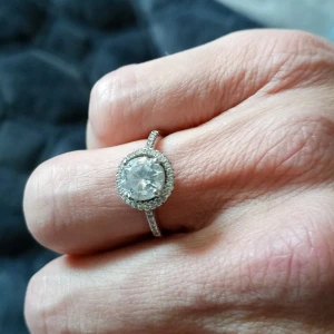 Safira, Pilgrim ringar i silver och guld - Säljer två vackra ringar. Den första är en ring från Safira med en stor, glittrande sten omgiven av mindre stenar. Den andra är en guldpläterad ställbar ring från Pilgrim med flera infattade stenar i olika storlekar. Perfekta för alla tillfällen och outfits ✨