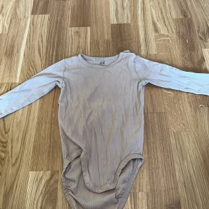 Body - Beige body i storlek 86 från H&M 