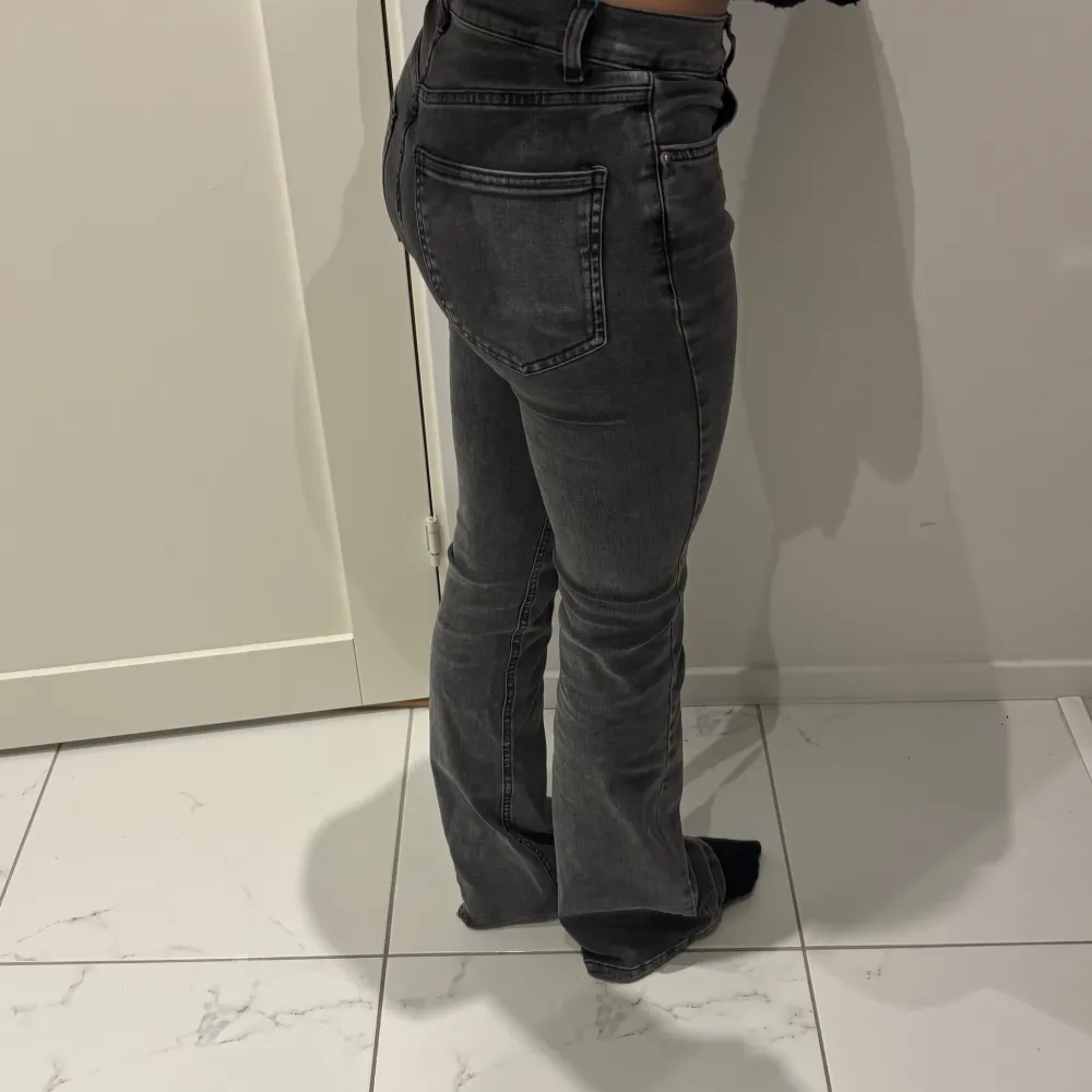 Säljer ett par snygga grå bootcut jeans från Gina i mycket bra skick. De är midwaist och knappt använda🩶jag är 166cm. Jeans & Byxor.