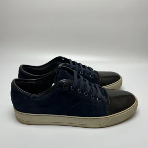 Lanvin skor  - Hej! Säljer nu ett par brutalt scyssta lanvin skor. Skorna är i fint skick med defekter på cap toen. Annars fint! Begränsat antal boxar och dustbag! Passar 44