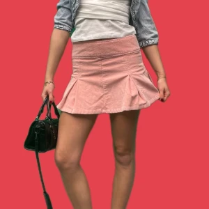 Rosa Manchester kjol med volang - Söt rosa kortkjol med volangdetaljer i Manchester 💖