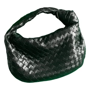 Svart flätad axelväska - Snygg oanvänd svart axelväska med ett unikt flätat mönster. Väskan har en mjuk och stilren design, perfekt för att ge en elegant touch till din outfit. Den är lätt att bära och passar till många olika tillfällen. skriv för mer bilder🩷