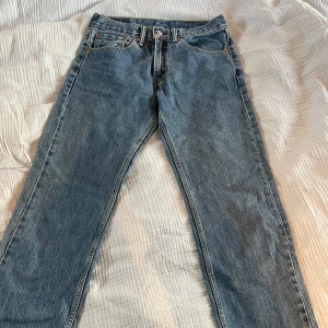 Levis jeans - Supersnygga jeans från levis! Rak modell och ser ut som nya förutom ett litet hål vid ena fickan som du kan se på bild tre☺️ storlek W31 L34🙌🏻