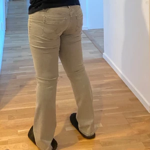 Grå LTB jeans - Snygga gråa bootcut byxor från LTB. De är low waist jeans bootcut. Jag är 164 och de passar perfekt men bara lite stora på midjan.