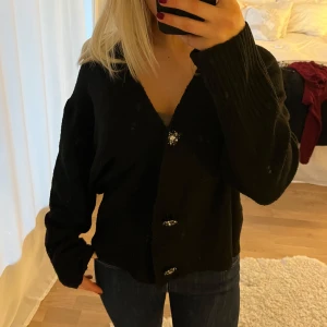 Kofta med knappar - Superskön kofta med pärlor