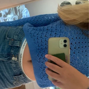 Cool blå stickad tröja!!💙 - Säljer en snygg blå stickad tröja från Pull and Bear, då jag har flera liknande! Jätte skönt material och funkar perfekt som en tröja att ha över en söt topp eller klänning!💙Har ni frågor tveka inte att skriva