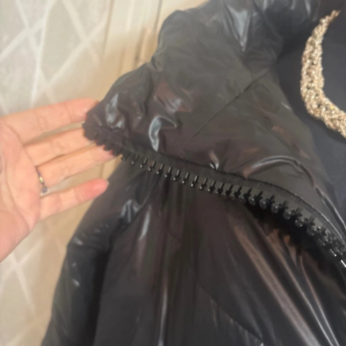 Svart pufferjacka med dragkedja - 91