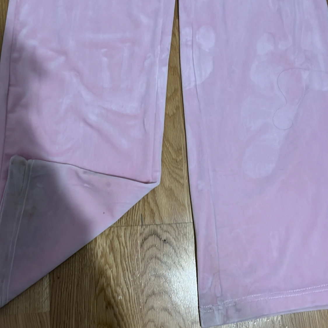 Rosa hoodie och byxor med text - 93