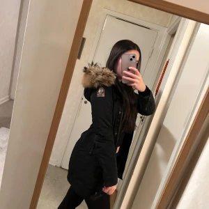 Parajumpers jacka marinblå - Skin/figursydd modell, köpt för 7999 kr