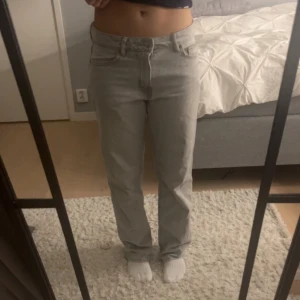 Straight grå jeans  - Gråa low waist straight jeans från Gina, väldigt bra skick men säljer då jag behöver pengar köptes för 499kr skriv privat för fler bilder har dessa i både petite 32 och vanlig 34☺️