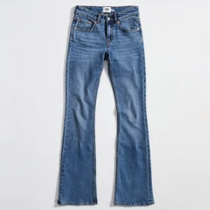 Blå bootcut jeans - Snygga blå bootcut jeans från lager 157 i färgen mid wash, bra skick bara lite slitningar på ena benet, storken och är s short. Nypris 300kr ☺️