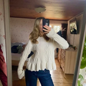 Vit stickad tröja - Säljer en supermysig vit stickad tröja från Zara med ett snyggt kabelstickat mönster. Perfekt för kyliga höst- och vinterdagar. Tröjan är i mycket bra skick. 🧶✨