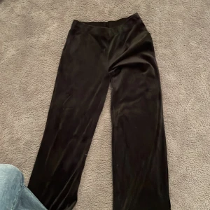 Svarta byxor från H&M - Säljer ett par svarta byxor från H&M i storlek M. De är gjorda i ett mjukt och bekvämt material, perfekt för både vardag och fest. Byxorna har en loose passform och är högmidjade, vilket ger en snygg och avslappnad stil.