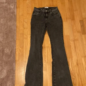 Mörkgrå bootcut jeans från Gina Tricot - Säljer ett par mörkgrå populära och skitsnygga bootcut jeans från Gina i storlek 36. De har en klassisk femficksdesign och är i mycket bra skick. Perfekta för både vardag och fest! 🖤endast provade!