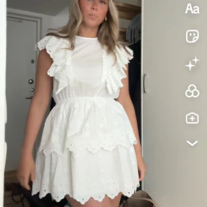 Vit klänning med volanger - Superfin vit klänning med volanger och broderade detaljer. Perfekt för studenten! Storlek s. Kom inte till användning då jag hade flera klänningar att välja på