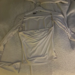 Vit långärmad topp från Gina Tricot - säljer min fina vita topp från gina tricot i den serien ”soft”. Köpt i gbg för ungefär 300. Storlek S och sällan använd 💞💓