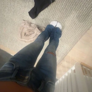 LTB jeans  - Snygga blå bootcut jeans med en klassisk look. Perfekta för en avslappnad stil. De har en bekväm passform och är ett måste i garderoben.