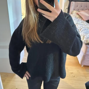 Svart stickad tröja från Gina Tricot - Säljer denna populära och mysiga svarta stickade tröja från Gina Tricot i storlek XS❤️