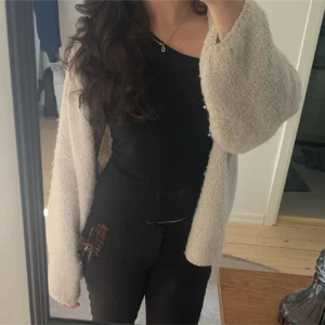 Beige stickad koft - Jätte  mysig och trendig kofta. Säljs ej längre i denna färg. Jätte enkel att klä upp och klä ner. Sparsamt använd. Perfekt nu till höst.