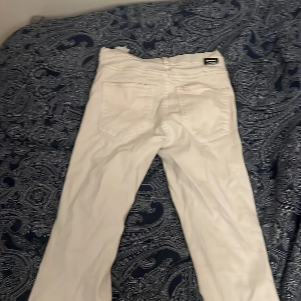 Säljer ett par vita jeans från Dr. Denim i modellen Macy. De har en snygg slitning vid knäna som ger en cool look. Perfekta för både vardag och fest! 🕺. Farkut & Housut.