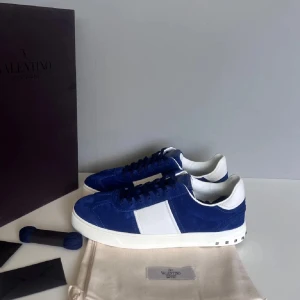 Valentino flycrew - Säljer nu dessa riktigt feta valentino flycrew som passar 41-42. De är i 10/10 skick!!. Allt og ingår! Skriv vid fler frågor eller bilder