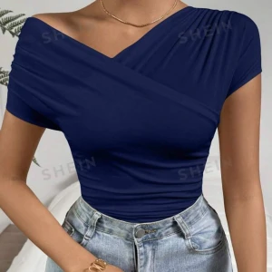 Mörkblå omlottopp från SHEIN - Snygg mörkblå omlottopp från SHEIN med en elegant offshoulder-design. Toppen har en tight passform som framhäver figuren och korta ärmar. Perfekt för både vardag och fest! Aldrig använd